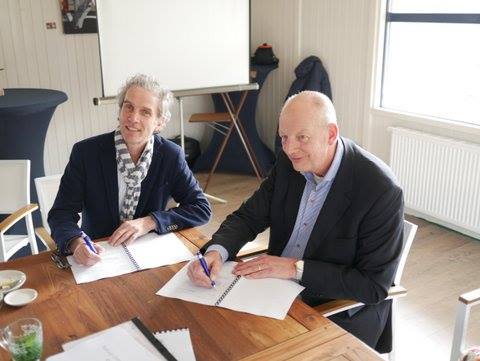 Hans Goudsmit en wethouder Cees van Velzen tekenen huurcontract